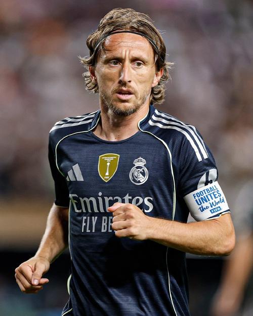 这是真饿了，太阳报：哈兰德赛后买了近70个芝士汉堡请全队吃