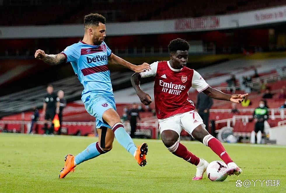 超远三分命中，全队抱头